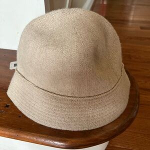 Banana Republic woman’s oatmeal bucket hat in S/M